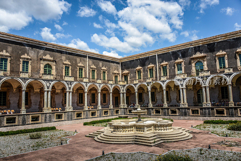 圣修道院Nicolò l'Arena和Fontana del Chiostro在意大利西西里岛的卡塔尼亚